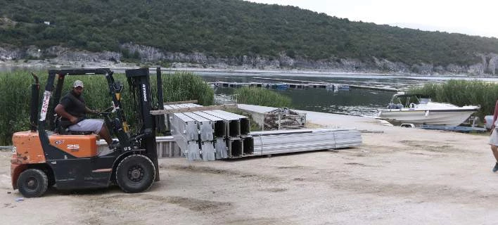 Τέλος τα γλέντια στις Πρέσπες – Μετά τις υπογραφές για το Σκοπιανό έφυγαν οι κατασκευές και τα σκάφη (εικόνες)